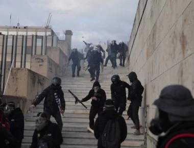 Βίντεο-σοκ: Αδιακρίτως χημικά σε παιδιά που ήταν με τους γονείς τους στο Σύνταγμα